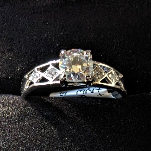 Stunning 1.00ctw Promise / Engagement Ring in .925 Sterling Silver - Picture 4 of 4